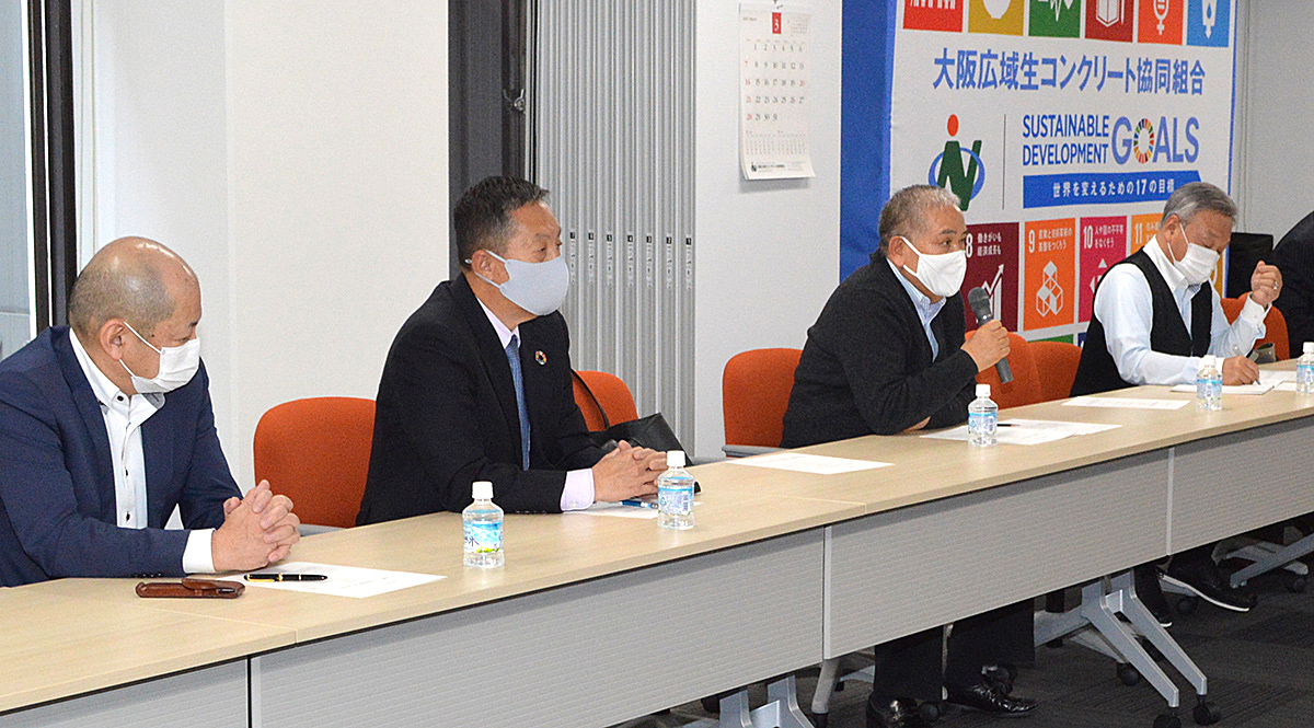 挨拶を行う一般社団法人西日本建設関連オーナー会会長の菅生行男氏（写真中央）