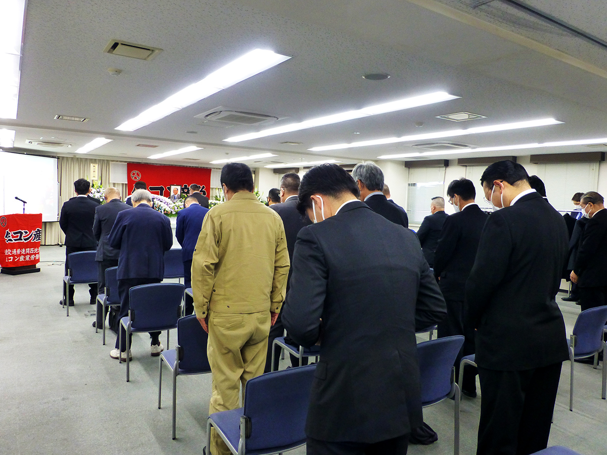 ＜偲ぶ会＞は、岡本氏への黙祷からはじまった