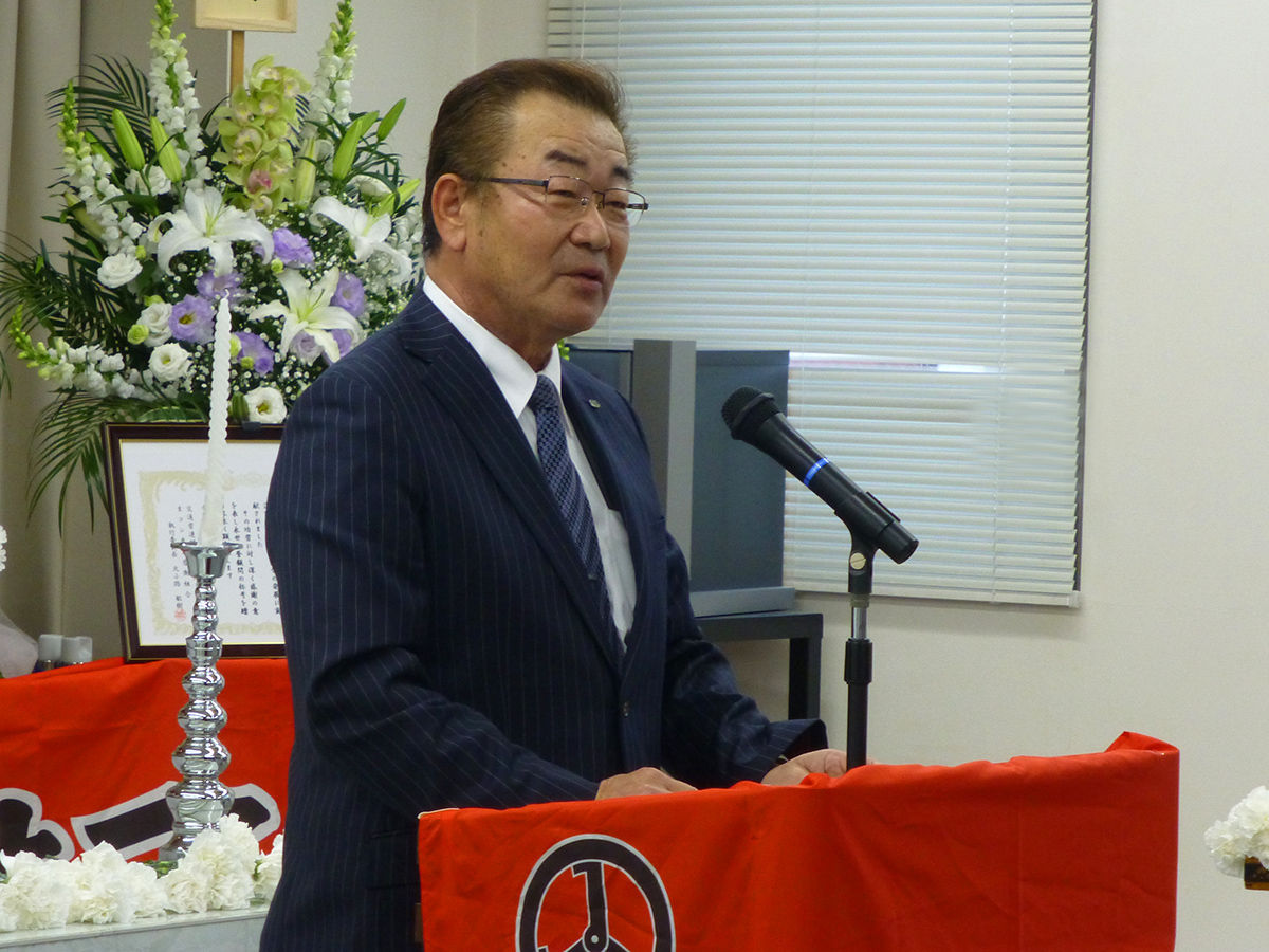 あいさつを行う、生コン産労の寺岡正幸書記長