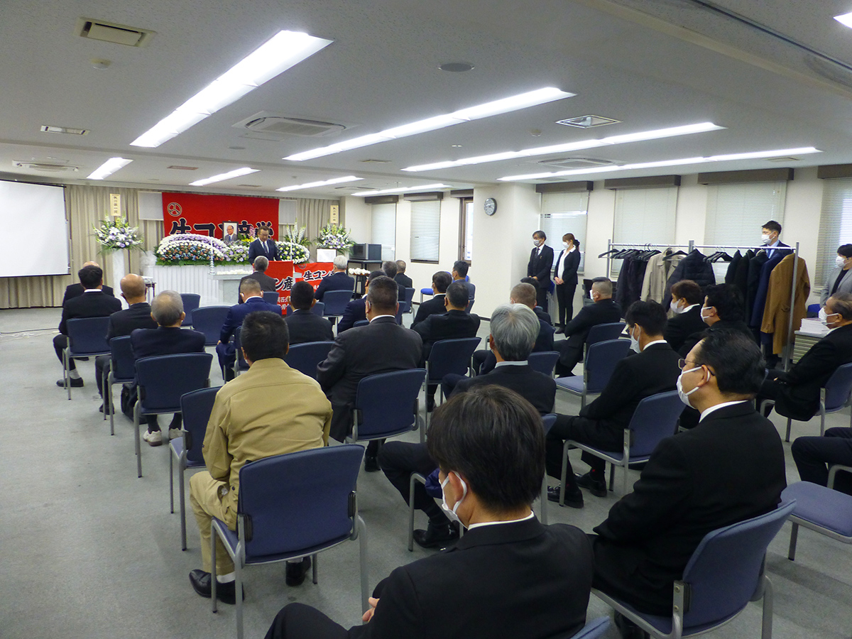 労働者から経営者まで、多くの生コン関係者が集まり、岡本氏を偲んだ