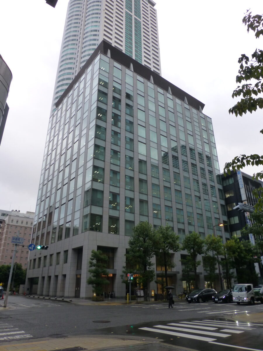 関生支部による一連の威力業務妨害事件、恐喝事件の対象となった企業のひとつ、日本建設（株）大阪支店が入る建物（大阪市中央区、写真中央手前）。