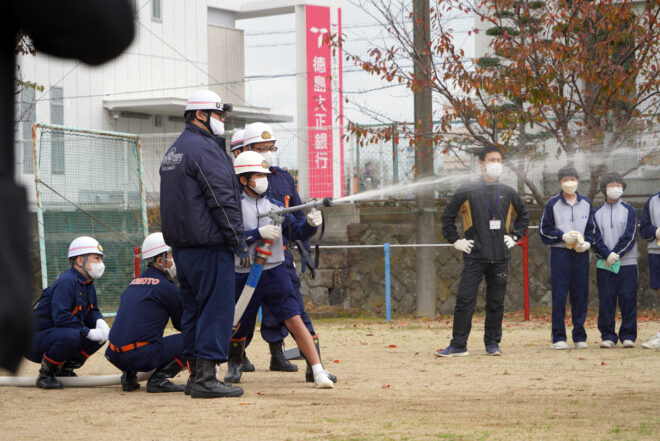 洲本市立州浜中学校での放水訓練。