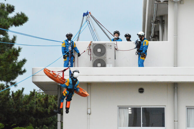 高所救助訓練（ロープレスキュー）を行う、南あわじ警察署・兵庫県警察本部機動隊。