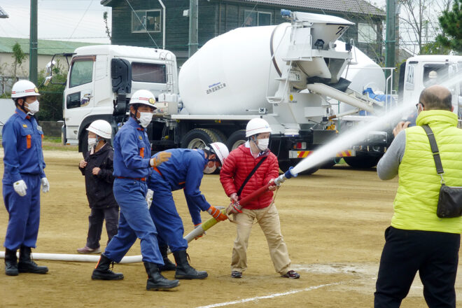 地域住民の方も参加した放水訓練。