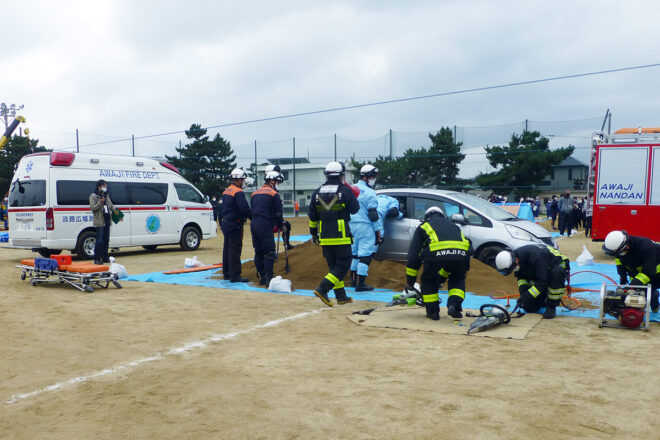 埋没車両からの救出訓練を行う、淡路広域消防事務組合の隊員。