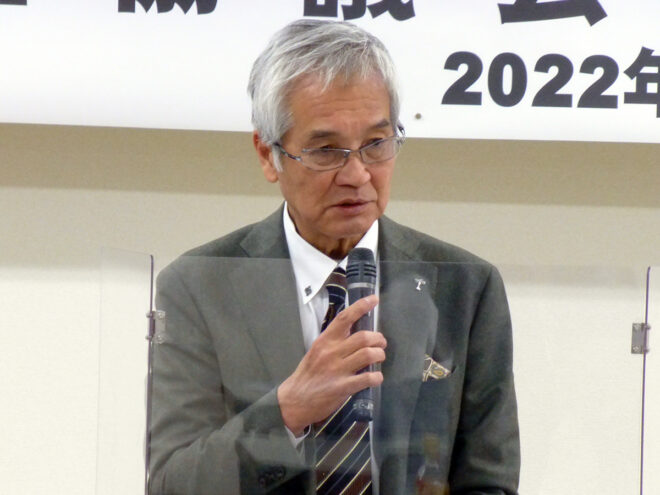 議案の提案を行う岡元貞道KURS事務局長（建交労関西支部顧問）。