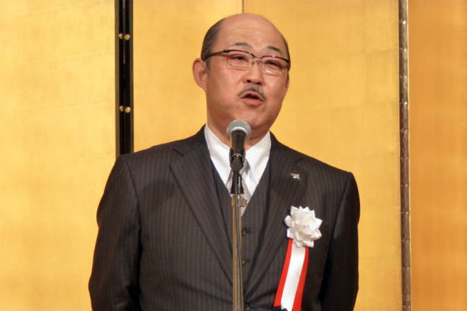 中締めの挨拶を行う、大阪広域協組の地神秀治副理事長。