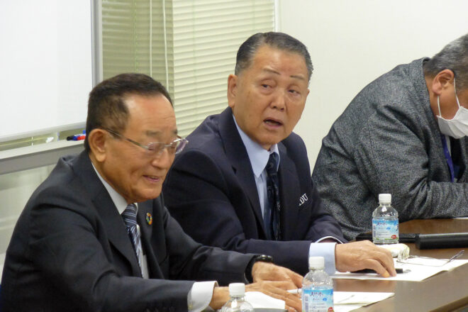 意見を述べる、KLWS議長の松居順一郎氏（左）と同副議長の山口喜代重氏（右）。