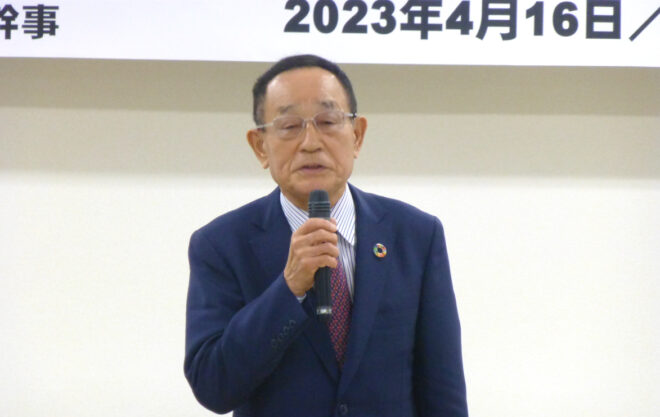 閉会の挨拶を行うKLWS松居順一郎議長。