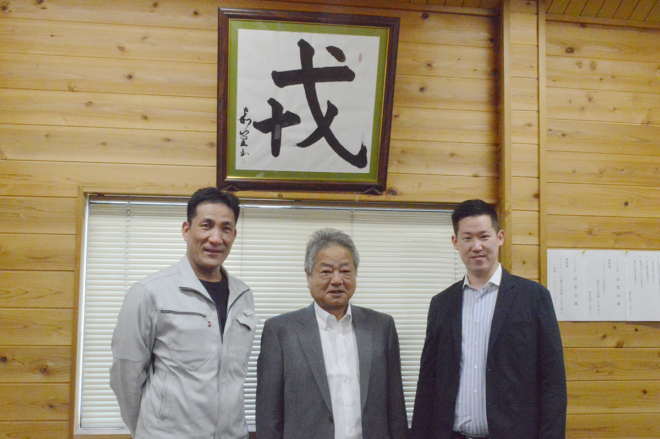 取材にご協力いただいた根来健司工場長（左）、泉池敏彦社長（中央）、山本誠歩さん（右）。事務所内はまるでログハウスのような木目調の内装だ。