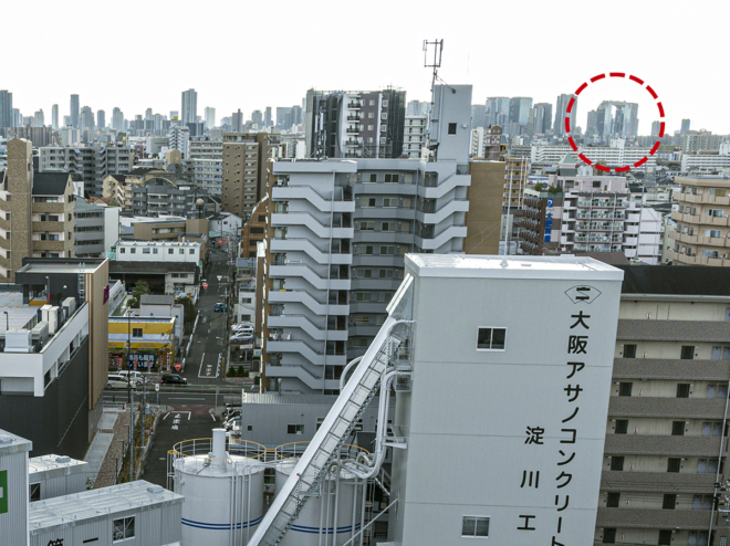 プラントの南側に見える梅田ビル群の遠景（写真右上の赤丸内には梅田スカイビルが見える）。