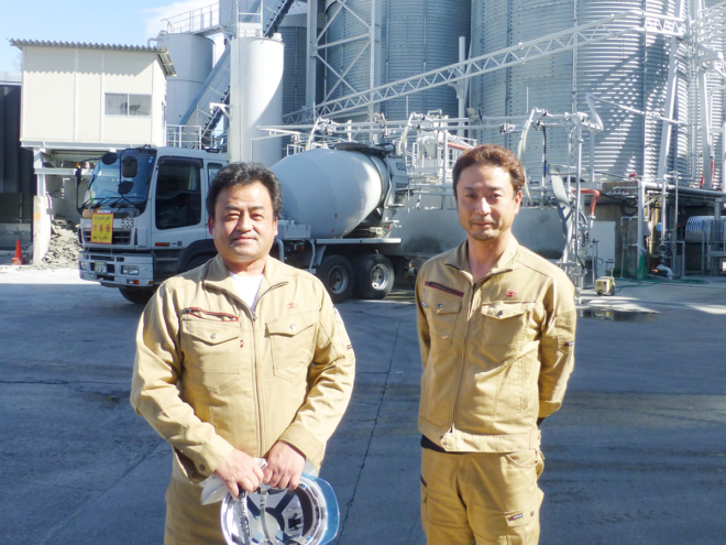 取材にご協力いただいた工場長の仲野秀作氏（左）と、生産部課長の岸本正和氏（右）。