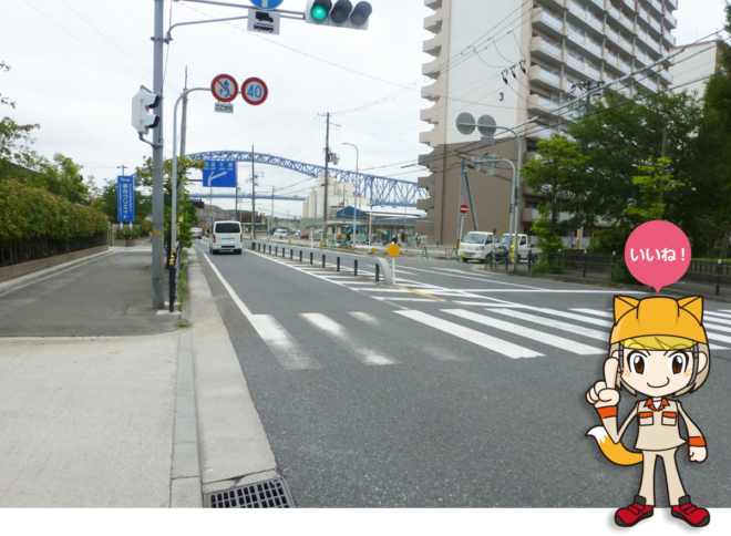 週に2回、路面清掃車を走らせている、敷地前の道路（鶴浜通筋線）。