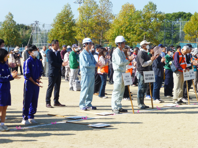 大阪広域生コンクリート協同組合加盟プラント代表として、開会式に並ぶ、（株）北淡建設・北淡路生コン工場と、第一生コン（株）・津名工場の参加者。