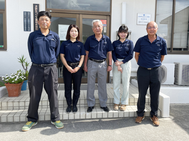 取材にお応えいただいた営業部課長の静川浩幸氏、総務部課長の福岡誠子氏、取締役社長の井髙憲一氏、品質管理部のレ・ティ・トゥー・ホンさん、常務取締役の作田智治氏（左から順）。