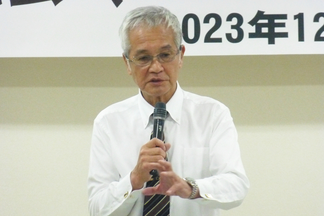 議案の提案を行う岡元貞道KURS事務局長。