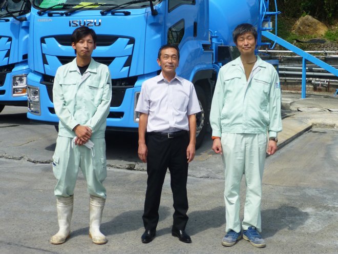 取材にお応えいただいた技術課の川嶋浩平さん、代表取締役の谷川徹氏、取締役工場長の桒村美弘氏（左から順）。