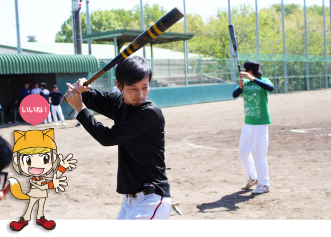 休日に、チームの仲間と共に野球を楽しむ川嶋さん。