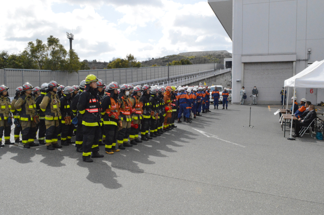 開会式では、枚方東消防署員約50名、消防団員70名が整列。