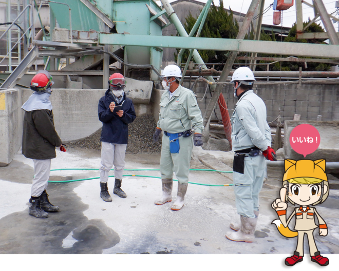同社敷地内で実地研修を行う、住友大阪セメント赤穂工場の新入社員。