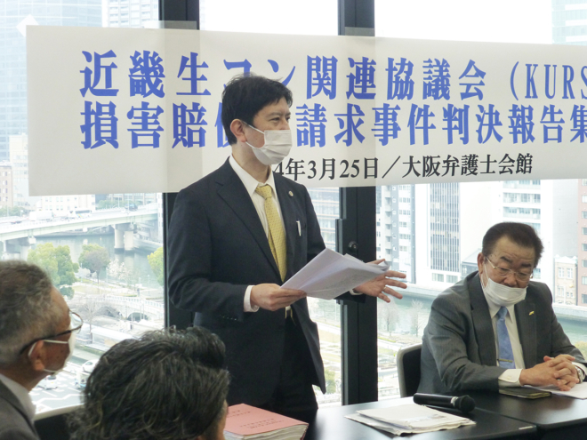 判決に対する解説を行う、訴訟弁護団の山室匡史弁護士（中央）。