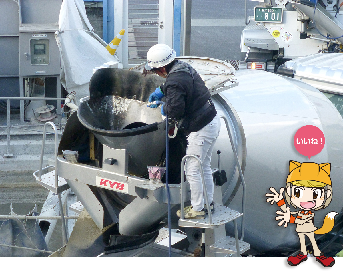 場内作業でも、ヘルメット・安全帯は必ず着用。