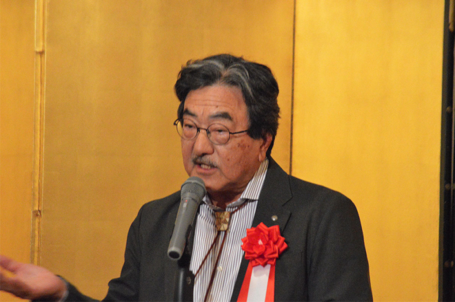 岡元氏とのエピソードで冗談を交え、会場を沸かせつつお祝いの言葉をいただいた、北大阪総合法律事務所弁護士の徳井義幸氏。
