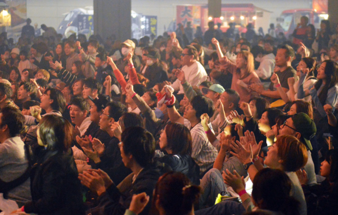 司会からのコールに応えて拳をふりあげて、気勢を上げる＜ビッグビッグ抽選会か（子供の部）＞参加者。