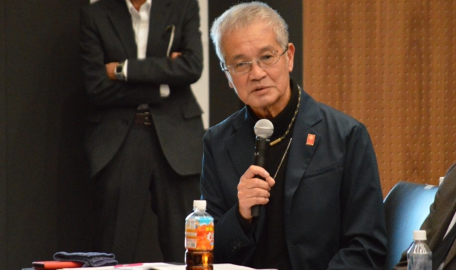 登壇者に対して質問を行う、KURS事務局長の岡元貞道氏。