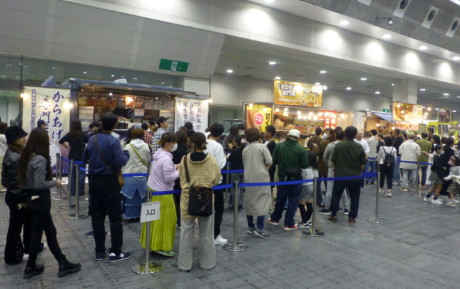 人気のキッチンカーには、開場直後から長蛇の列が。