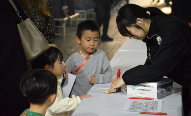 そして賞品引き換え所での満足げな表情。