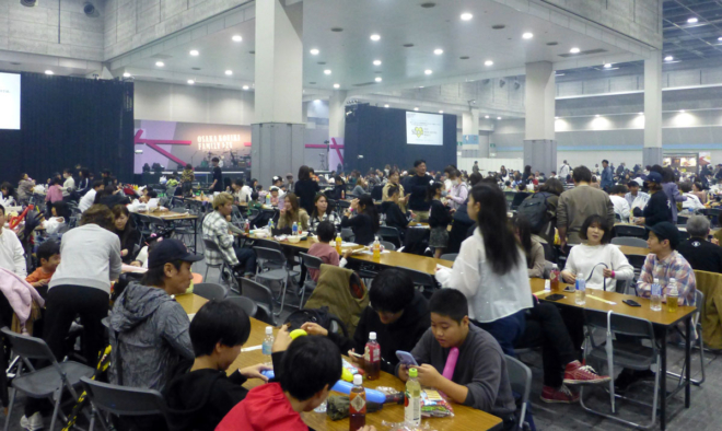 開会前からステージ前の席はすでにいっぱい！