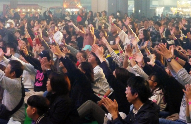 ＜PUFFYスペシャルステージ＞で、お馴染みの曲に合わせて手を振る参加者。