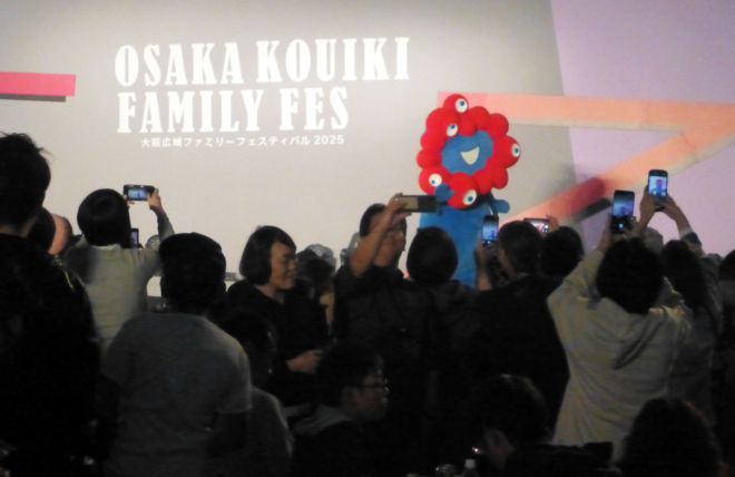 大阪・関西万博の大人気キャラクター＜ミャクミャク＞の登場で、にわか大撮影会となるステージ前。