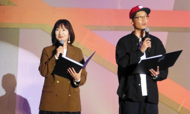 司会進行は、お馴染みFM大阪の珠久美穂子（左）DJと遠藤淳DJ（右）のお二人。