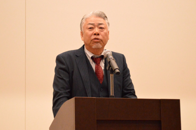 挨拶を行う輸送協理事長の江川茂男氏。
