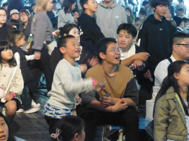 抽選に当たって喜びの表情。