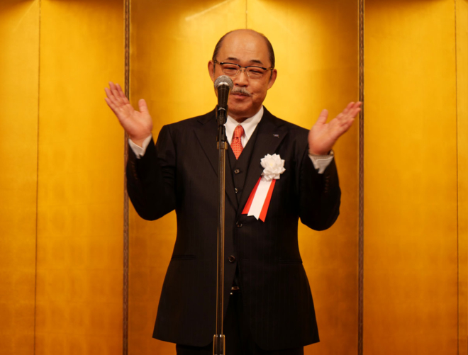 中締めの挨拶で＜4つの方針＞について語った、大阪広域協組 副理事長の地神秀治氏。