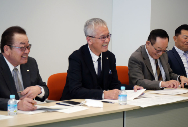 冗談も飛び出す和やかな雰囲気の中、お互いの駆け引きが行われた（労組側）。