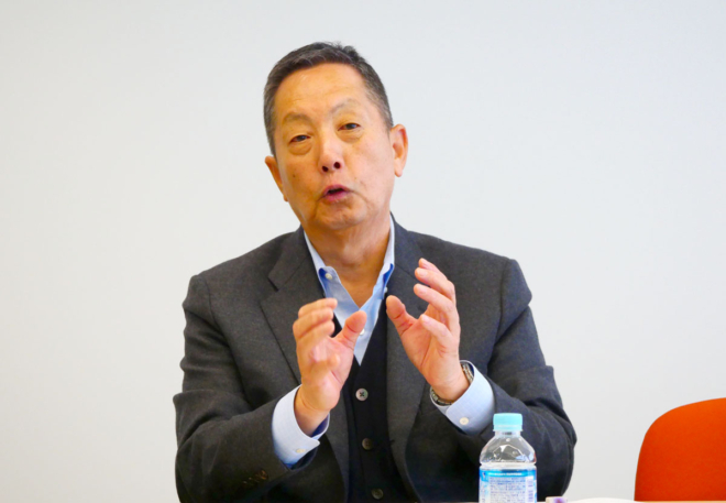 意見を述べる、オーナー会理事の山田英幸氏。
