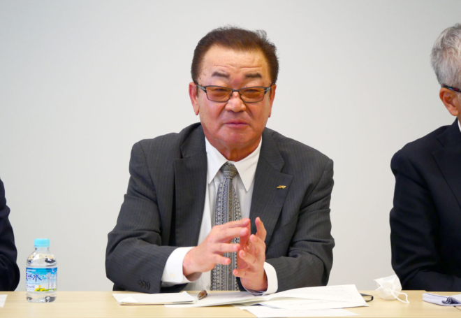 冒頭の挨拶を行う、KURSの寺岡正幸議長。