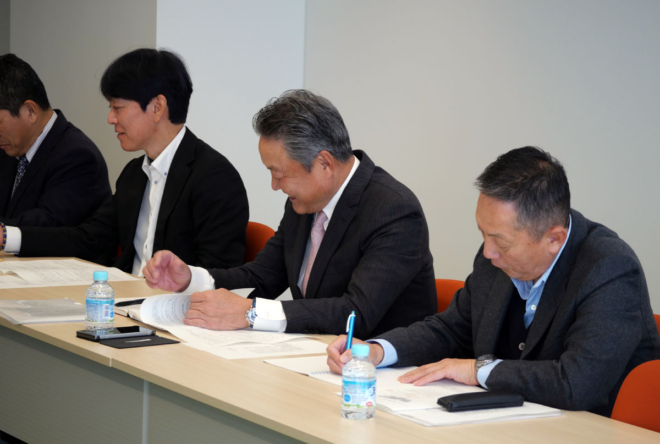 冗談も飛び出す和やかな雰囲気の中、お互いの駆け引きが行われた（オーナー会側）。