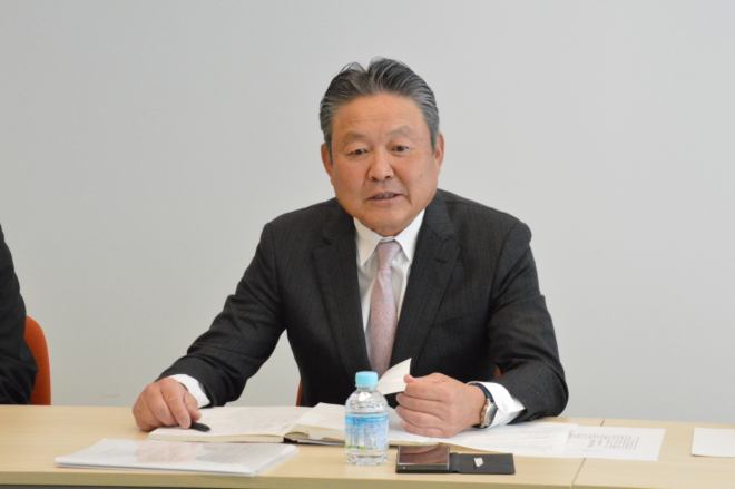 挨拶を行う、オーナー会の藤中昌利新会長。