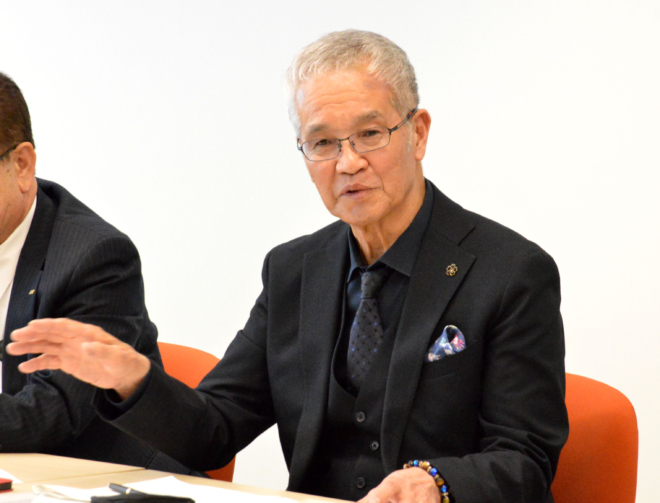 最終交渉の場で意見を述べるKURS事務局長の岡元貞道氏。