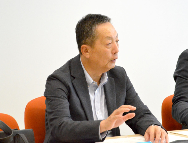 最終交渉の場で意見を述べるオーナー会常務理事の山田英幸氏。