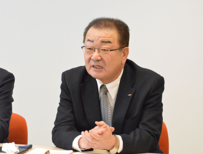 前進ある回答に対する評価を述べるKURS議長の寺岡正幸氏。