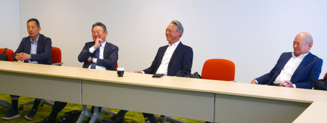 無事調印も終わり、リラックスした表情で雑談を交わすオーナー会側