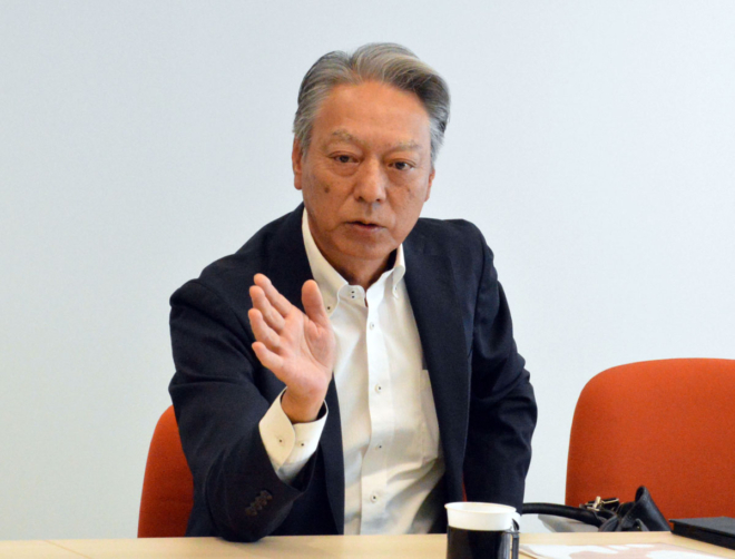 最終交渉の場で意見を述べるオーナー会常務理事の大峠勇氏。