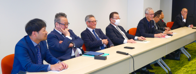 無事調印も終わり、リラックスした表情で雑談を交わす労組側